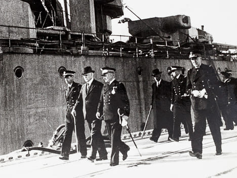 4 photos de presse réunissant le Maréchal Pétain et l'Amiral Darlan : 2 photos de Pétain et Darlan se rendant à bord du croiseur Dunkerque en rade de ...