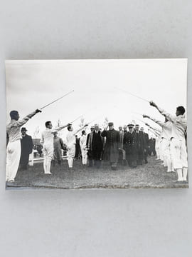 4 photos de presse réunissant le Maréchal Pétain et l'Amiral Darlan : 2 photos de Pétain et Darlan se rendant à bord du croiseur Dunkerque en rade de ...