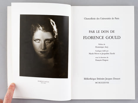 Par le Don de Florence Gould [ Livre dédicacé par l'auteur - Avec 3 cartes autographes de Florence Gould ]. CHAPON, François ; AURY, Dominique ; ...