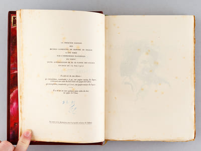 Oeuvres complètes de Honoré de Balzac (40 Tomes : Complet) [ Exemplaire sur papier du Japon avec suite sur Chine ] [ Contient : ] La Comédie Humaine (33 Volumes) Etudes de Moeurs, Scènes de la Vie Privée. I : La Maison du chat-qui-pelote. Le Bal de Sceaux. Mémoires de deux jeunes mariés La Bours ; II : Modeste Mignon. Un début dans la Vie ; III : Albert Savarus. La Vendetta. Une Double Famille. La Paix du Ménage. Madame Firmiani. Etude de Femme ; IV : La fausse maîtresse. Une Fille d'Eve. Le message. La Grenadière. La femme abandonnée. Honorine ; V : Béatrix. Gobseck ; VI : La femme de trente ans. Le père Goriot ; VII : Le colonel Chabert. La messe de l'athée. L'interdiction. Le contrat de mariage. Autre Etude de femme ; Etudes de moeurs. Scènes de la Vie de Province VIII : Ursule Mirouët. Eugénie Grandet ; IX : Les Célibataires. Pierrette. le Curé de Tours. La Rabouilleuse ; X : L'Illustre Gaudissart. La muse du département. La Vieille Fille ; XI : Le Cabinet des Antiques. Illusions perdues : Les Deux poëtes ; XII : Illusions perdues : Un grand homme de Province à Paris. Les Souffrances de l'Inventeur ; XIII : Scènes de la Vie Parisienne : Histoire des Treize. Ferragus. La Duchesse de Langeais. La fille aux yeux d'or ; XIV : Grandeur et décadence de César Birotteau. La maison Nuncingen ; XV : Splendeurs et misères des courtisanes I ; XVI : Splendeurs et misères des courtisanes II Les secrets de la Princesse de Cardigan. Facino Cane. Sarrasine. Pierre Grassou ;  XVII : La Cousine Bette ; XVIII : Le Cousin Pons. Un prince de la Bohême. Un homme d'affaires ; XIX : Gaudissart II. Les comédiens sans le savoir ; XX : Les petits bourgeois. L'envers de l'histoire contemporaine ; XXI : Scènes de la vie politique. Un Episode sous la Terreur. Une ténébreuse affaire. Le député d'Arcis. Z. Marcas ; XXII : Scènes de la Vie Militaire : Les Chouans. Une Passions dans le Désert ; XXIII : Scènes de la Vie de Campagne : Les Paysans ; XXIV : Le médecin de campagne ; XXV : Le curé de village ; XXVI : Le Lys dans la vallée ; XXVII : Etudes philosophiques : La peau de chagrin. Jésus-Christ en Flandre. Melmoth réconcilié. Massimila Doni ; XXVIII : Le chef-d'oeuvre inconnu. Gambara. La recherche de l'absolu. L'enfant maudit ; XXIX : Adieu. Les Marana. Le réquisitionnaire. El Verdugo. Un drame au bord de la mer. Maître Cornélius. L'auberge rouge ; XXX : Sur Catherine de Medicis. L'élixir de longue vie ; XXXI : Les proscrits. Louis Lambert. Séraphita ; XXXII : Etudes analytiques : Physiologie du mariage ou méditation de philosophie éclectique sur le bonheur et le malheur conjugal ; XXXIII : Petites misères de la vie conjugale ; XXXIV : Théâtre I : Vautrin. Les ressources de Quinola. Paméla Giraud ; XXXV : Théâtre II : La Marâtre. Le faiseur. L'Ecole des Ménages ; XXXVI : Contes drôlatiques I : Premier et deuxième dixain ; XXXVII : Contes drôlatiques II : Troisième dixain. Fragments inédits ; XXXVIII : Oeuvres diverses I : 1824-1830 ; XXXIX : Oeuvres diverses II : 1830-1835 ; Oeuvres diverses III : 1836-1848 