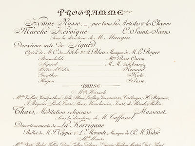 Soirée de Gala donnée à l'Académie Nationale de Musique le Mardi 6 Octobre 1896 en l'honneur de Leurs Majestés Impériales de Russie. Programme : Hymne Russe. Marche Héroïque par Camille Saint-Saëns. Deuxième acte de Sigurd. Danse Mlle Hirzsch. Thaïs par Massenet. Divertissement de La Korrigane, Ballet de M. F. Coppée. Orchestre des Concerts de l'Opéra, sous la direction de Georges Marty. Marche solennelle de Gounod.