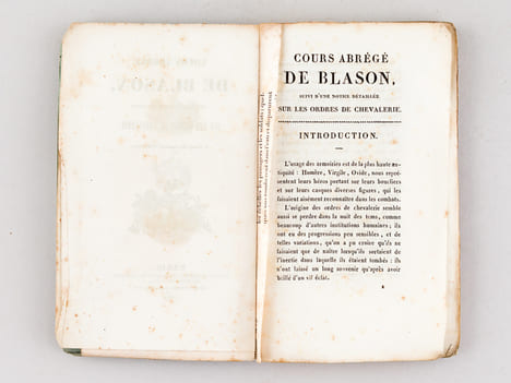 Cours abrégé de Blason, suivi d'une notice détaillée sur les Ordres de Chevalerie, à l'usage des maisons d'éducation. ANONYME ; [ MARTIN, J. ] 
