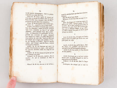 Cours abrégé de Blason, suivi d'une notice détaillée sur les Ordres de Chevalerie, à l'usage des maisons d'éducation. ANONYME ; [ MARTIN, J. ] 