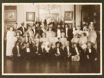 3 Photos anciennes de bal costumé dont "Mardi-Gras 1892", "Charades 1892"