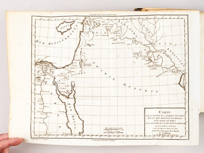 Voyages en Europe, en Asie et en Afrique, contenant la description des Moeurs, Coutumes, Loix, Productions, Manufactures de ces Contrées, & l'Etat actuel des Possessions Angloises dans l'Inde (2 Tomes - Complet) Commencés en 1777, & finis en 1781, par M. Makintosh, Suivis des Voyages du Colonel Capper, dans les Indes, au travers de l'Egypte & du grand Désert, par Suez & par Bassora, en 1779