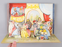Livre "pop-up" sans titre ni légende : la princesse dans son château accueille son prince (4 tableaux mobiles)