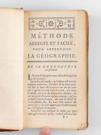 Méthode abrégée et facile pour apprendre la Géographie, Où l'on décrit la forme du Gouvernement de chaque Pays, ses qualités, les moeurs de ses habitants, & ce qu'il y a de plus remarquable.