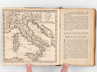 Méthode abrégée et facile pour apprendre la Géographie, Où l'on décrit la forme du Gouvernement de chaque Pays, ses qualités, les moeurs de ses habitants, & ce qu'il y a de plus remarquable.