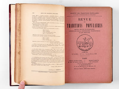 Recueil d'articles de Mme Marie Edmée Vaugeois sur le thème des Rimes et Jeux de l'Enfance en Loire-Inférieure, Rimes et Jeux du Pays Nantais, Jeux et Formulettes du Pays Nantais, Usages et Coutumes du Pays Nantais, Usages et Superstitions de Nantes et de la Loire-Inférieure, Contes et Légendes de la Haute-Bretagne, Contes et Légendes de Fougères, etc... publiés dans la Revue des Traditions Populaires entre novembre 1897 et 1906 [ Avec une L.A.S. de l'auteur et deux feuillets autographes de tables ]
