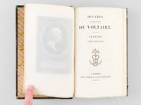 Oeuvres complètes (Tomes 1 à 41 sur 66) Tomes 1 à 7 : Théâtre ; 8 : La Henriade (1819, 434 p.) ; 9 : La Pucelle d'Orléans ; 10 : Poèmes ; 11 : Epîtres et stances ; 12 : Contes en vers. Satires et poésies mêlées ; 13-16 : Essai sur les moeurs et l'Esprit des Nations ; 17-18 : Le siècle de Louis XIV ; 19 : Précis du siècle de Louis XV ; 20 : Histoire de Charles IX ; 21 : Histoire de l'empire de Russie ; 22 : Annales de l'Empire ; 23 : Histoire du Parlement de Paris ; 24-25 : Mélanges historiques ; 26-27 : Politique et législation ; 28 : Physique ; 29 - 31 : Philosophie ; 32 : Dialogues et Entretiens philosophiques ; 33-38 : Dictionnaire philosophique ; 39-40 : Romans ; 41 : Facéties