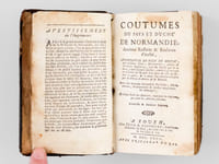 Coutumes du Pays et Duché de Normandie, Anciens Ressorts & Enclaves d'icelui, augmentées de plus de moitié, par plusieurs Edits, Déclarations, Arrets & nouveaux Règlemens, tant du Conseil que de la Cour, rendu jusqu'à présent, comme il est marqué en la Table du Recueil à la suite de celle des Titres ci-après ; & en outre, les Articles rectifiez par les Textes d'Aviron & de Berault.
