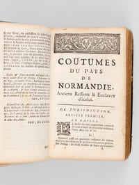 Coutumes du Pays et Duché de Normandie, Anciens Ressorts & Enclaves d'icelui, augmentées de plus de moitié, par plusieurs Edits, Déclarations, Arrets & nouveaux Règlemens, tant du Conseil que de la Cour, rendu jusqu'à présent, comme il est marqué en la Table du Recueil à la suite de celle des Titres ci-après ; & en outre, les Articles rectifiez par les Textes d'Aviron & de Berault.