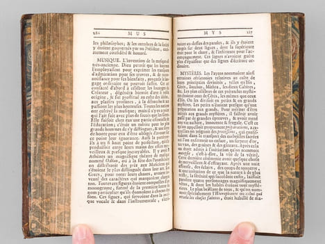 Dictionnaire abrégé d'antiquités. Pour servir à l'Intelligence de l'Histoire Ancienne, tant Sacrée que Profane, & à celle des Auteurs Grecs & Latins. ...