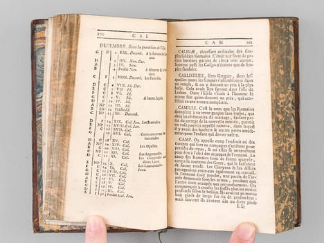 Dictionnaire abrégé d'antiquités. Pour servir à l'Intelligence de l'Histoire Ancienne, tant Sacrée que Profane, & à celle des Auteurs Grecs & Latins. ...