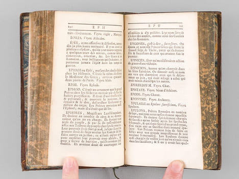 Dictionnaire abrégé d'antiquités. Pour servir à l'Intelligence de l'Histoire Ancienne, tant Sacrée que Profane, & à celle des Auteurs Grecs & Latins. ...
