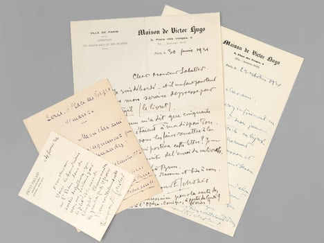 [ Lot de 4 lettres autographes signées ] 1 L.A.S. de 3 pages, datée du 11 mars 1924: Raymond Escholier y présente un bref curriculum vitae, avec le ...