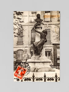 [ Manuscrit autographe signé d'un article sur Théodore Aubanel ] Billet de Minuit : "Aubanel fêté en Avignon ou Le souvenir d'Aubanel" : "On vient de clore le cycle des fêtes données en Avignon ces dernières semaines pour commémorer le centenaire de Théodore Aubanel. Dans ce jardin du musée Calvet, où, voici peu de temps, Pol Neveux honorait le passage de Stendhal, un écrivain du nord de la Loire (le signataire de ces lignes), invité par l'Académie du Vaucluse, a apporté à la poésie méridionale l'hommage d'Oïl à Oc. Hommage d'autant plus convaincu et justifié que les chants intimes de Théodore Aubanel, par la qualité de coeur qui les dicte, par leur accent de vérité humaine et permanente, rayonnent bien au-delà de leur foyer. Les vingt-cinq petites pièces qui, dans la Grenade Entr'Ouverte, composent le "Livre de l'Amour" ont été souvent comparées, égalées à l'Intermezzo de Henri Heine. Intermezzo latin, où celui qui devait chanter plus tard en vers impérissables la vénus d'Arles élève, songeant à celle qu'il aima et qui s'est faite religieuse, sa plainte pure, brûlante et soumise. [...] [il évoque : ] "la pauvre fille de Charité, cette "Zani" au visage d'espagnole qui, pour la robe de bure des Soeurs de St Vincent de Paul, quitta la robe "couleur-de-Grenade" qu'elle portait le jour où Aubanel la vit pour la première fois. Les souvenirs terrestres de Zani et d'Aubanel, dans leur matérialité pour ainsi dire décantée, sont pieusement conservés dans la famille du poëte. Présentement, on peut les voir dans une salle du musée Calvet. Il y a là des portraits d'Aubanel, des siens, entre autres du "Corsaire grec" dont le poète descendait. Il y a là aussi un portrait de Zani, pas bien grand, tout modeste, sombre hostie offerte aux mystères cruels du sacrifice. Il y a là des manuscrits, des lettres ; ce touchant "cahier rouge" où Aubanel consigna mille détails tendres [... ] Enfin, dans sa blancheur immaculée, voici le grand exemplaire unique de La Grenade Entr'ouverte, que le poète fit imprimer spécialement "pour Zani" et que sa sainte inspiratrice, toute vouée à soigner les vieillards, à guider les enfants ne devait jamais, pour le presser sur un coeur inconsolé, toucher de ses maines mortelles".