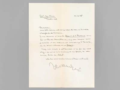 [ 2 lettres autographes signées : ] 1 L.A.S. datée du 12 janvier 1926, adressée à l'artiste Roger Grillon : [ il regrette de ne pas l'avoir croisé à Paris et continue : ] "Voulez-vous (Daragnès me prie de vous le demander) graver pour le "Portrait de la France" un cuivre ou une pierre (le bois étant exclu) pour Perpignan, dont le texte sera écrit par Joseph Delteil et qui paraîtra vers la fin du printemps ? Si cela vous tente, dites-le moi et je vous enverrai la dimension de la gravure [etc... ] [Avec : ] 1 L.A.S. datée du 12 octobre 1926, Petit Cap Brun, Toulon, Var : "Monsieur, une lettre comme celle que je reçois de vous est la vraie récompense de l'écrivain. Je vous remercie d'avoir lu "Beauté de la Provence" avec tant d'attentive bienveillance ; et je vous remercie aussi de me le dire d'une manière qui m'encourage à travailler, ici, au second volume de ces "Beautés" [ etc... ] 