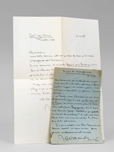 [ 2 lettres autographes signées : ] 1 L.A.S. datée du 12 janvier 1926, adressée à l'artiste Roger Grillon : [ il regrette de ne pas l'avoir croisé à Paris et continue : ] "Voulez-vous (Daragnès me prie de vous le demander) graver pour le "Portrait de la France" un cuivre ou une pierre (le bois étant exclu) pour Perpignan, dont le texte sera écrit par Joseph Delteil et qui paraîtra vers la fin du printemps ? Si cela vous tente, dites-le moi et je vous enverrai la dimension de la gravure [etc... ] [Avec : ] 1 L.A.S. datée du 12 octobre 1926, Petit Cap Brun, Toulon, Var : "Monsieur, une lettre comme celle que je reçois de vous est la vraie récompense de l'écrivain. Je vous remercie d'avoir lu "Beauté de la Provence" avec tant d'attentive bienveillance ; et je vous remercie aussi de me le dire d'une manière qui m'encourage à travailler, ici, au second volume de ces "Beautés" [ etc... ] 