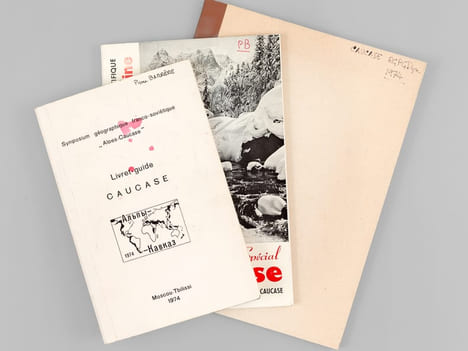 Symposium géographique franco-soviétique "Alpes - Caucase". Livret-guide Caucase (matériaux pour le symposium, août 1974) [ Livre dédicacé par les ...