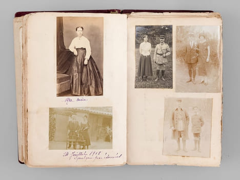 Album de photos et souvenirs de Marie-Thérèse Legendre, infirmière, née le 27 janvier 1884 à Talence (Gironde) [ Contient notamment : ] 2 cartes ...