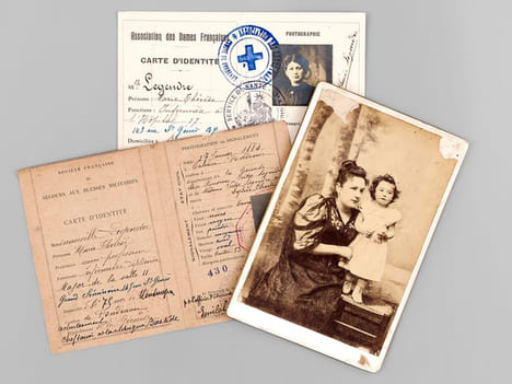 Album de photos et souvenirs de Marie-Thérèse Legendre, infirmière, née le 27 janvier 1884 à Talence (Gironde) [ Contient notamment : ] 2 cartes ...