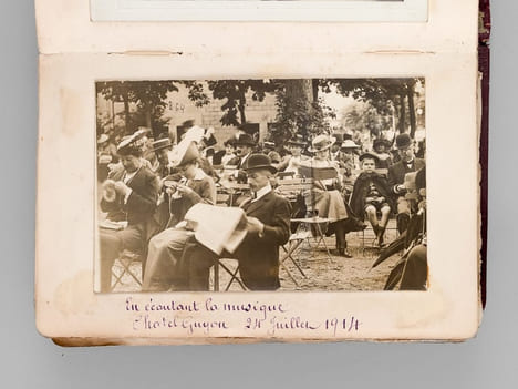 Album de photos et souvenirs de Marie-Thérèse Legendre, infirmière, née le 27 janvier 1884 à Talence (Gironde) [ Contient notamment : ] 2 cartes ...