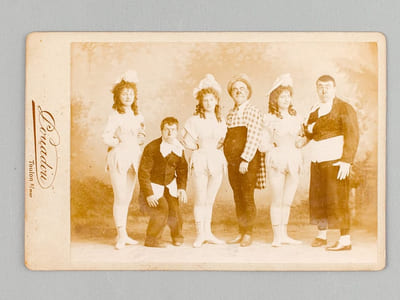 2 photos anciennes d'une troupe de 3 clowns accompagnés de 3 jeunes femme (écuyères ou trapézistes ?). L'une dédicacée au verso : "A mon cher ami Adrien Robert Bordeaux le 28 mars 1897" signée : "Alfred Trotman, 35 rue de la Cote St Thibault Bois Colombes Seine" [ Cirque Plège ].