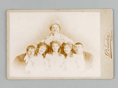 2 photos anciennes d'une troupe de 3 clowns accompagnés de 3 jeunes femme (écuyères ou trapézistes ?). L'une dédicacée au verso : "A mon cher ami Adrien Robert Bordeaux le 28 mars 1897" signée : "Alfred Trotman, 35 rue de la Cote St Thibault Bois Colombes Seine" [ Cirque Plège ].