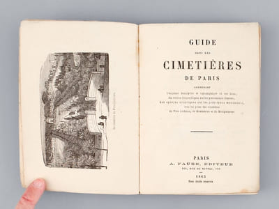 Les Cimetières de Paris. Guide topographique, historique, biographique, artistique, avec Trois Plans [ Edition originale ] Guide dans les Cimetières de Paris contenant l'esquisse descriptive et topographique de ces lieux, des notices biographiques sur les personnages illustres, des aperçus artistiques sur les principaux monuments, avec les plans des cimetières du Père Lachaise, de Montmartre et de Montparnasse