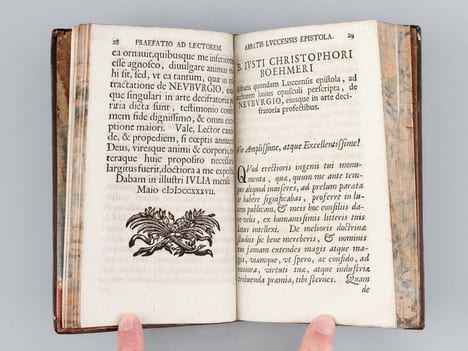Ars Decifratoria sive Scientia occultas scripturas solvendi et legendi. Praemissa est Disquisitio hitorica De variis Modis Occulte Scribendi tam apud ...