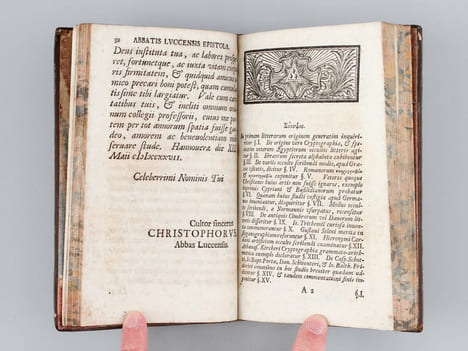 Ars Decifratoria sive Scientia occultas scripturas solvendi et legendi. Praemissa est Disquisitio hitorica De variis Modis Occulte Scribendi tam apud ...