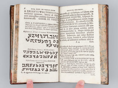 Ars Decifratoria sive Scientia occultas scripturas solvendi et legendi. Praemissa est Disquisitio hitorica De variis Modis Occulte Scribendi tam apud veteres quam recentiores usitatis [ Edition originale ]