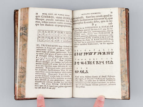 Ars Decifratoria sive Scientia occultas scripturas solvendi et legendi. Praemissa est Disquisitio hitorica De variis Modis Occulte Scribendi tam apud ...