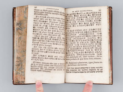 Ars Decifratoria sive Scientia occultas scripturas solvendi et legendi. Praemissa est Disquisitio hitorica De variis Modis Occulte Scribendi tam apud ...