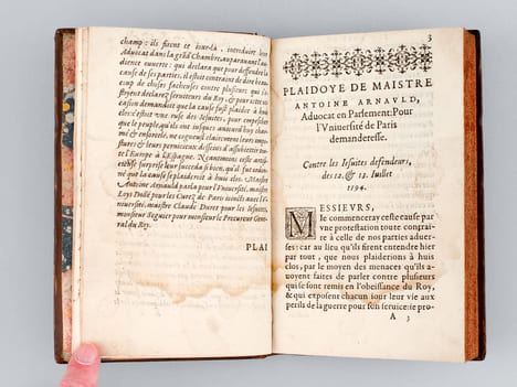 Plaidoyé de M. Antoine Arnauld advocat en Parlement, et cy devant Conseiller & Procureur general de la defuncte Roine mère des Roys : pour ...