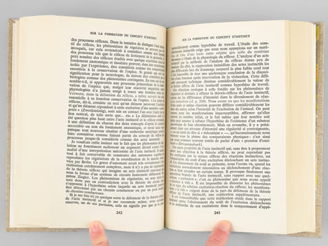 [ Ensemble de 4 ouvrages reliés dans reliures assorties ) L'envers du miroir - une histoire naturelle de la connaissance ; Essais sur le comportement ...