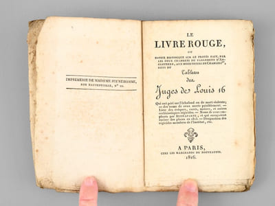 Le Livre Rouge ou Notice Historique sur le procès fait par les deux Chambres du Parlement d'Angleterre, aux Meurtriers de Charles Ier, suivi du Tableau des Juges de Louis 16 Qui ont péri sur l'échafaud ou de mort violente ;  des noms de ceux morts paisiblement - Liste des évêques, curés, moines, et autres ecclésiastiques régicides, et qui occupaient encore des places en 1815 - Désignation des régicides membres de l'Institut, etc. [ Edition originale ]