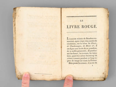 Le Livre Rouge ou Notice Historique sur le procès fait par les deux Chambres du Parlement d'Angleterre, aux Meurtriers de Charles Ier, suivi du Tableau des Juges de Louis 16 Qui ont péri sur l'échafaud ou de mort violente ;  des noms de ceux morts paisiblement - Liste des évêques, curés, moines, et autres ecclésiastiques régicides, et qui occupaient encore des places en 1815 - Désignation des régicides membres de l'Institut, etc. [ Edition originale ]