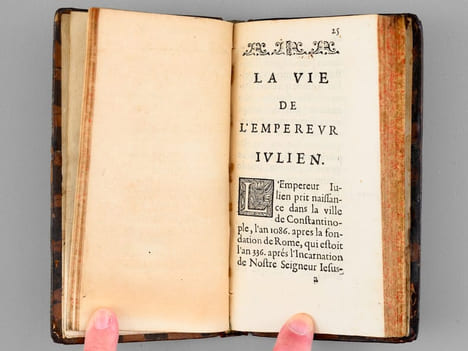 Les Cesars invitez a la Table des Dieux. Satyre ingenieuse, sur la Conduite des Empereurs Romains. Ecrite en Grec en forme de Dialogue, par l'Empereur ...