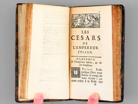 Les Cesars invitez a la Table des Dieux. Satyre ingenieuse, sur la Conduite des Empereurs Romains. Ecrite en Grec en forme de Dialogue, par l'Empereur ...