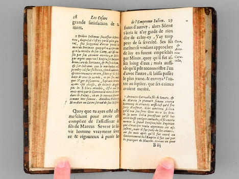 Les Cesars invitez a la Table des Dieux. Satyre ingenieuse, sur la Conduite des Empereurs Romains. Ecrite en Grec en forme de Dialogue, par l'Empereur ...
