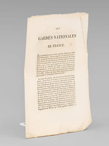 Aux Gardes Nationales de France [ Edition originale ] "C'est surtout vous, brave Garde Nationale de Paris : vous qui occupez, à juste titre, le premier rang parmi toutes celles du royaume ; c'est vous qui devez donner l'exemple [ ... ] Vous voyez construire, sur les hauteurs de Montmartre, une véritable citadelle ; et vous ne pouvez douter qu'elle ne soit élevée pour en former le dernier boulevard de la tyrannie, pour vous contenir et vous contraindre à vous battre malgré vous, et pour ensevelir, avec le grand homme qui veut étonner le monde par sa chute, vos femmes, vos familles, votre ville, et tout ce que vous avez de plus cher [ ... ]".