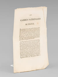 Aux Gardes Nationales de France [ Edition originale ] "C'est surtout vous, brave Garde Nationale de Paris : vous qui occupez, à juste titre, le premier rang parmi toutes celles du royaume ; c'est vous qui devez donner l'exemple [ ... ] Vous voyez construire, sur les hauteurs de Montmartre, une véritable citadelle ; et vous ne pouvez douter qu'elle ne soit élevée pour en former le dernier boulevard de la tyrannie, pour vous contenir et vous contraindre à vous battre malgré vous, et pour ensevelir, avec le grand homme qui veut étonner le monde par sa chute, vos femmes, vos familles, votre ville, et tout ce que vous avez de plus cher [ ... ]".