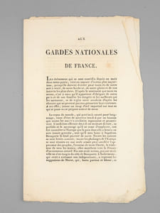 Aux Gardes Nationales de France [ Edition originale ] "C'est surtout vous, brave Garde Nationale de Paris : vous qui occupez, à juste titre, le premier rang parmi toutes celles du royaume ; c'est vous qui devez donner l'exemple [ ... ] Vous voyez construire, sur les hauteurs de Montmartre, une véritable citadelle ; et vous ne pouvez douter qu'elle ne soit élevée pour en former le dernier boulevard de la tyrannie, pour vous contenir et vous contraindre à vous battre malgré vous, et pour ensevelir, avec le grand homme qui veut étonner le monde par sa chute, vos femmes, vos familles, votre ville, et tout ce que vous avez de plus cher [ ... ]".