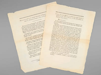[Lot de 2 placards : ] Déclaration de la Garde Nationale d'Amiens, affichée à Amiens, Beauvais et autres villes de Picardie "Buonaparte dit que les Bourbons amènent les étrangers en France. Eh ! s'il n'étoit venu venu souiller notre sol, nous serions en paix avec l'Europe. Sébastiani est venu pour nous faire prendre les armes. Nous jurons tous que, si ce vil satellite de Buonaparte vient dans nos murs avec l'intention et les pouvois proconsulaires [ ... ] il y trouvera le châtiment de ses crimes [... ] [On joint : ] Lettre des sous-officiers et soldats en congés limité et illimité de la ville d'Amiens, à son Excellence le Ministre de la Guerre. " Monseigneur, La fausse interprétation de nos sentimens dans l'appel que vous venez de nous faire, exige de nous une réponse qui confonde notre imposture. Quel délire a pu vos faire dire que nous avons désiré le retour de Napoléon, lorsque, rentrés dans nos foyers par la clémence d'un bon Roi, nous n'avions d'autre but que d'y rester ? Nous sommes tous au milieude ce que nous avons de plus cher ; nous ne nous en séparerons que pour frapper, terrasser les traîtres, qui ont osé favoriser le retour du tyran usurpateur. Malheur aux vils satellites, qui oseroient porter les mains sur nous ou sur nos parens, pour les priver de la liberté ! Nous ne voulons point obéir à l'appel qui nous est fait : nous ne reconnoissons que celui du Roi, en date du 9 mars dernier ; et c'est pour sa défense que nous prendrons les armes. Dans quel avilissement les autorités sont tombées ! Naguère les premiers magistrats de cette ville nous engagoient à repousser et à anéantir le Corse, qui vient encore désoler nos familles, et apporter parmi nous tous les fléaux [... ] Braves camarades, gardons-nous de méconnoitre notre Roi légitime ; rallions-nous, et ne souffrons pas que qui que ce soit porte une main téméraire sur un seul d'entre nous, pour nous forcer de servir une cause que nous abhorrons ! (Copié sur un exemplaire envoyé par un des officiers d'Amiens à sa famille, à Paris,...... dans une lettre par la Poste) "
