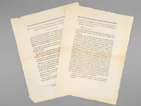 [Lot de 2 placards : ] Déclaration de la Garde Nationale d'Amiens, affichée à Amiens, Beauvais et autres villes de Picardie "Buonaparte dit que les Bourbons amènent les étrangers en France. Eh ! s'il n'étoit venu venu souiller notre sol, nous serions en paix avec l'Europe. Sébastiani est venu pour nous faire prendre les armes. Nous jurons tous que, si ce vil satellite de Buonaparte vient dans nos murs avec l'intention et les pouvois proconsulaires [ ... ] il y trouvera le châtiment de ses crimes [... ] [On joint : ] Lettre des sous-officiers et soldats en congés limité et illimité de la ville d'Amiens, à son Excellence le Ministre de la Guerre. " Monseigneur, La fausse interprétation de nos sentimens dans l'appel que vous venez de nous faire, exige de nous une réponse qui confonde notre imposture. Quel délire a pu vos faire dire que nous avons désiré le retour de Napoléon, lorsque, rentrés dans nos foyers par la clémence d'un bon Roi, nous n'avions d'autre but que d'y rester ? Nous sommes tous au milieude ce que nous avons de plus cher ; nous ne nous en séparerons que pour frapper, terrasser les traîtres, qui ont osé favoriser le retour du tyran usurpateur. Malheur aux vils satellites, qui oseroient porter les mains sur nous ou sur nos parens, pour les priver de la liberté ! Nous ne voulons point obéir à l'appel qui nous est fait : nous ne reconnoissons que celui du Roi, en date du 9 mars dernier ; et c'est pour sa défense que nous prendrons les armes. Dans quel avilissement les autorités sont tombées ! Naguère les premiers magistrats de cette ville nous engagoient à repousser et à anéantir le Corse, qui vient encore désoler nos familles, et apporter parmi nous tous les fléaux [... ] Braves camarades, gardons-nous de méconnoitre notre Roi légitime ; rallions-nous, et ne souffrons pas que qui que ce soit porte une main téméraire sur un seul d'entre nous, pour nous forcer de servir une cause que nous abhorrons ! (Copié sur un exemplaire envoyé par un des officiers d'Amiens à sa famille, à Paris,...... dans une lettre par la Poste) "