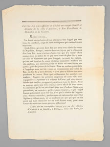 [Lot de 2 placards : ] Déclaration de la Garde Nationale d'Amiens, affichée à Amiens, Beauvais et autres villes de Picardie "Buonaparte dit que les Bourbons amènent les étrangers en France. Eh ! s'il n'étoit venu venu souiller notre sol, nous serions en paix avec l'Europe. Sébastiani est venu pour nous faire prendre les armes. Nous jurons tous que, si ce vil satellite de Buonaparte vient dans nos murs avec l'intention et les pouvois proconsulaires [ ... ] il y trouvera le châtiment de ses crimes [... ] [On joint : ] Lettre des sous-officiers et soldats en congés limité et illimité de la ville d'Amiens, à son Excellence le Ministre de la Guerre. " Monseigneur, La fausse interprétation de nos sentimens dans l'appel que vous venez de nous faire, exige de nous une réponse qui confonde notre imposture. Quel délire a pu vos faire dire que nous avons désiré le retour de Napoléon, lorsque, rentrés dans nos foyers par la clémence d'un bon Roi, nous n'avions d'autre but que d'y rester ? Nous sommes tous au milieude ce que nous avons de plus cher ; nous ne nous en séparerons que pour frapper, terrasser les traîtres, qui ont osé favoriser le retour du tyran usurpateur. Malheur aux vils satellites, qui oseroient porter les mains sur nous ou sur nos parens, pour les priver de la liberté ! Nous ne voulons point obéir à l'appel qui nous est fait : nous ne reconnoissons que celui du Roi, en date du 9 mars dernier ; et c'est pour sa défense que nous prendrons les armes. Dans quel avilissement les autorités sont tombées ! Naguère les premiers magistrats de cette ville nous engagoient à repousser et à anéantir le Corse, qui vient encore désoler nos familles, et apporter parmi nous tous les fléaux [... ] Braves camarades, gardons-nous de méconnoitre notre Roi légitime ; rallions-nous, et ne souffrons pas que qui que ce soit porte une main téméraire sur un seul d'entre nous, pour nous forcer de servir une cause que nous abhorrons ! (Copié sur un exemplaire envoyé par un des officiers d'Amiens à sa famille, à Paris,...... dans une lettre par la Poste) "