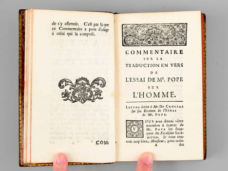 Commentaire sur la Traduction en Vers de Mr. l'Abbé du Resnel, de l'Essai de M. Pope sur L'Homme, par M. de Crousaz [ Edition originale ]. CROUSAZ, ...