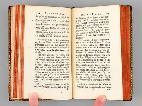 Commentaire sur la Traduction en Vers de Mr. l'Abbé du Resnel, de l'Essai de M. Pope sur L'Homme, par M. de Crousaz [ Edition originale ]. CROUSAZ, ...